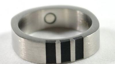 Titan Magnetring mit eleganter schwarzer Einlage